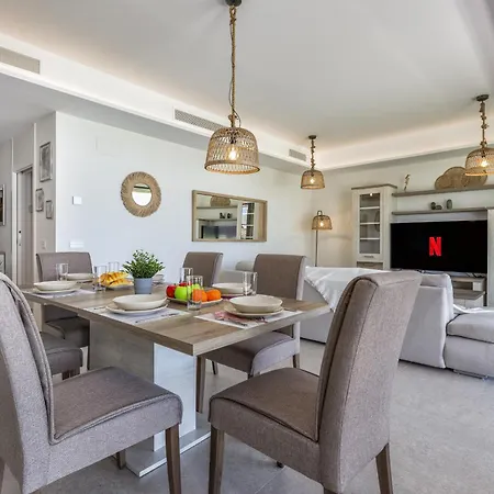 Vivi Homes - Mali Pool, Jacuzzi, Garden, Gym & Sea View Lägenhet *